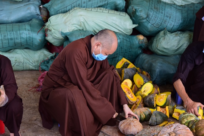 Chùa Hoằng Pháp: Tiếp tục hỗ trợ người dân khó khăn trong đại dịch Covid (đợt 8)